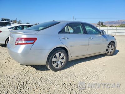 Trzecie zdjęcie samochodu z tyłu: 2010 TOYOTA CAMRY LE VIN:4T1BF3EK4AU042065 - miniatura