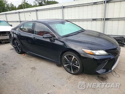 Czwarte zdjęcie samochodu z boku: 2018 TOYOTA CAMRY XSE VIN:4T1B61HK3JU135692 - miniatura