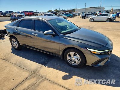 Czwarte zdjęcie samochodu z boku: 2025 HYUNDAI ELANTRA SE VIN:KMHLL4DG8SU074549 - miniatura