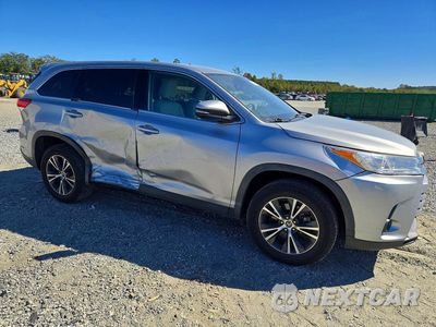 Czwarte zdjęcie samochodu z boku: 2019 TOYOTA HIGHLANDER LE VIN:5TDZARFH1KS055109 - miniatura