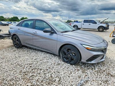 Czwarte zdjęcie samochodu z boku: 2026 HYUNDAI ELANTRA SEL SPORT VIN:KMHLM4DG8TU117995 - miniatura