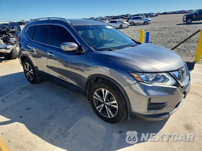 Czwarte zdjęcie samochodu z boku: 2019 NISSAN ROGUE SV VIN:5N1AT2MT3KC737704 - miniatura