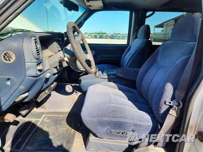 Zdjęcie 7 z 13 samochodu: 2001 CHEVROLET SUBURBAN C1500 VIN:1GNEC16R1TJ332219 - miniatura