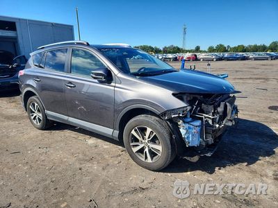 Czwarte zdjęcie samochodu z boku: 2017 TOYOTA RAV4 XLE VIN:JTMRFREV6HJ108353 - miniatura