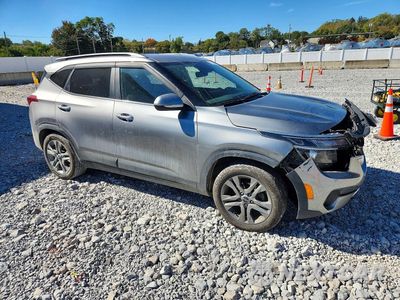 Czwarte zdjęcie samochodu z boku: 2022 KIA SELTOS S VIN:KNDEU2AA8N7264837 - miniatura