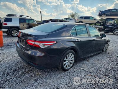 Trzecie zdjęcie samochodu z tyłu: 2018 TOYOTA CAMRY LE VIN:4T1B11HK1JU111700 - miniatura