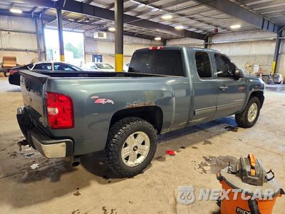 Trzecie zdjęcie samochodu z tyłu: 2011 CHEVROLET SILVERADO K1500 LT VIN:1GCRKSE3XBZ430746 - miniatura