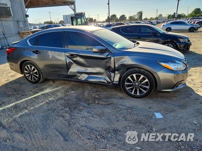 Czwarte zdjęcie samochodu z boku: 2017 NISSAN ALTIMA 2.5 SV VIN:1N4AL3AP7HC286860 - miniatura