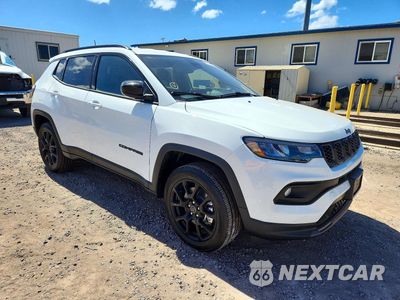 Czwarte zdjęcie samochodu z boku: 2026 JEEP COMPASS LATITUDE VIN:3C4NJDBN3TT241514 - miniatura