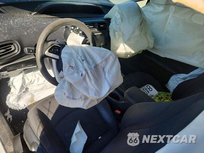 Zdjęcie 8 z 13 samochodu: 2017 TOYOTA PRIUS TWO ECO VIN:JTDKARFU6H3030621 - miniatura