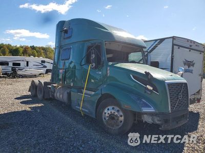Czwarte zdjęcie samochodu z boku: 2020 VOLVO VNL SEMI TRUCK VIN:4V4NC9EJ7LN216670 - miniatura