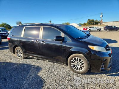 Czwarte zdjęcie samochodu z boku: 2019 TOYOTA SIENNA XLE 8-PASSENGER VIN:5TDYZ3DC1KS990008 - miniatura