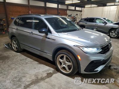 Czwarte zdjęcie samochodu z boku: 2023 VOLKSWAGEN TIGUAN SE R-LINE BLACK VIN:3VV8B7AX0PM004043 - miniatura