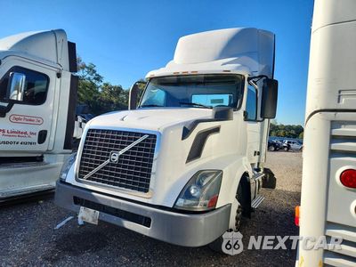 2017 VOLVO VN VNL - SEMI TRUCK 4V4N39TG2HN988072 - główne zdjęcie licytacji z USA - miniatura