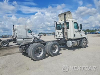 Trzecie zdjęcie samochodu z tyłu: 2010 FREIGHTLINER CASCADIA 1 - SEMI TRUCK VIN:1FUJGEDR4ALAN1051 - miniatura