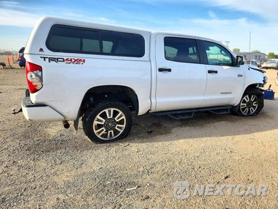 Trzecie zdjęcie samochodu z tyłu: 2018 TOYOTA TUNDRA CREWMAX SR5 VIN:5TFDW5F19JX722539 - miniatura