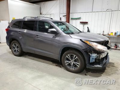Czwarte zdjęcie samochodu z boku: 2018 TOYOTA HIGHLANDER LE VIN:5TDBZRFH6JS843523 - miniatura