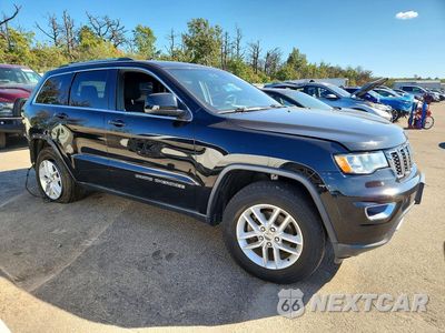 Czwarte zdjęcie samochodu z boku: 2017 JEEP GRAND CHEROKEE LAREDO VIN:1C4RJFAG5HC963571 - miniatura