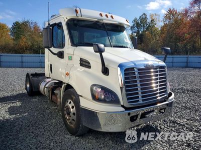 Czwarte zdjęcie samochodu z boku: 2017 FREIGHTLINER CASCADIA 113 SEMI TRUCK VIN:3AKBGADVXHSJH0286 - miniatura