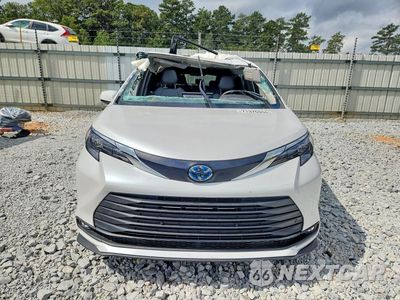 Piąte zdjęcie samochodu w środku: 2025 TOYOTA SIENNA XLE 8-PASSENGER VIN:5TDYRKEC1SS256056 - miniatura