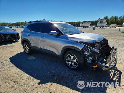 Czwarte zdjęcie samochodu z boku: 2021 KIA SELTOS EX VIN:KNDERCAA1M7056174 - miniatura