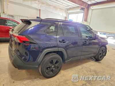Trzecie zdjęcie samochodu z tyłu: 2021 TOYOTA RAV4 XLE VIN:2T3P1RFV7MW210938 - miniatura