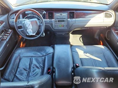 Zdjęcie 8 z 13 samochodu: 2011 LINCOLN TOWN CAR SIGNATURE LIMITED VIN:2LNBL8CV2BX760744 - miniatura