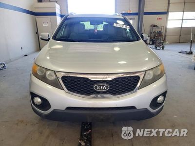 Piąte zdjęcie samochodu w środku: 2011 KIA SORENTO LX VIN:5XYKTCA1XBG034470 - miniatura