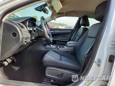 Zdjęcie 7 z 12 samochodu: 2019 CHRYSLER 300 TOURING VIN:2C3CCAAG3KH722989 - miniatura