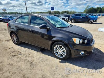 Czwarte zdjęcie samochodu z boku: 2014 CHEVROLET SONIC LT VIN:1G1JC5SH6E4206394 - miniatura