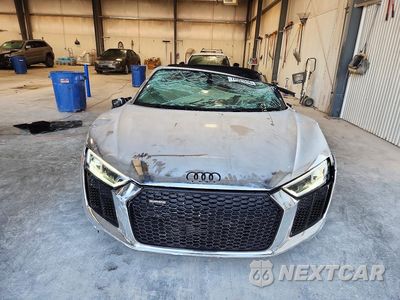 Piąte zdjęcie samochodu w środku: 2017 AUDI R8 SPYDER VIN:WUAVACFXXH7904405 - miniatura