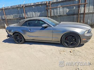 Czwarte zdjęcie samochodu z boku: 2014 FORD MUSTANG V6 CONVERTIBLE VIN:1ZVBP8EM1E5240079 - miniatura