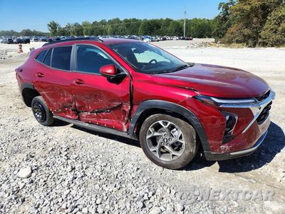 Czwarte zdjęcie samochodu z boku: 2025 CHEVROLET TRAX 1LT VIN:KL77LHEP7SC254796 - miniatura