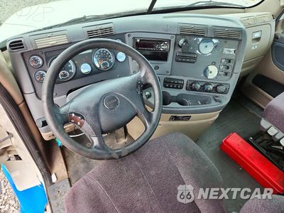 Zdjęcie 8 z 13 samochodu: 2018 FREIGHTLINER CASCADIA TOTER TRUCK VIN:3ALHGEDV8JSJU8164 - miniatura