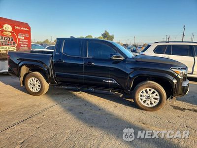 Czwarte zdjęcie samochodu z boku: 2026 TOYOTA TACOMA SR5 VIN:3TMKB5FNXTM066155 - miniatura