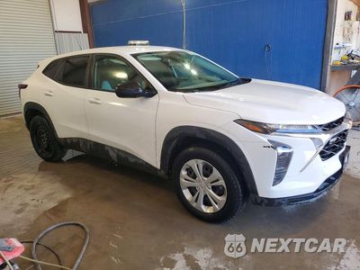 Czwarte zdjęcie samochodu z boku: 2025 CHEVROLET TRAX LS VIN:KL77LFEPXSC199197 - miniatura