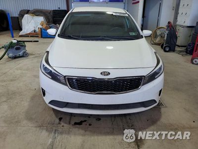 Piąte zdjęcie samochodu w środku: 2018 KIA FORTE LX VIN:3KPFK4A76JE231713 - miniatura