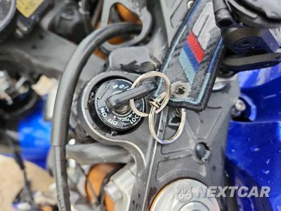Zdjęcie 8 z 9 samochodu: 2010 YAMAHA YZFR1 VIN:JYARN23E6AA006825 - miniatura