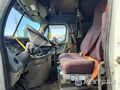 Zdjęcie 7 z 14 samochodu: 2014 FREIGHTLINER CASCADIA SEMI TRUCK VIN:3AKJGLD59ESFT6233 - miniatura