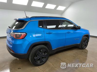 Trzecie zdjęcie samochodu z tyłu: 2017 JEEP COMPASS LATITUDE VIN:3C4NJCBB6HT682125 - miniatura