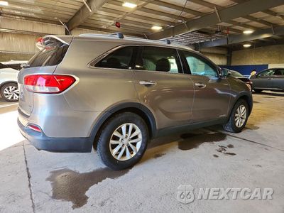 Trzecie zdjęcie samochodu z tyłu: 2016 KIA SORENTO LX V6 VIN:5XYPGDA58GG174608 - miniatura