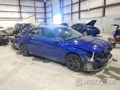 Czwarte zdjęcie samochodu z boku: 2022 HYUNDAI ELANTRA BLUE VIN:KMHLM4AJ0NU027792 - miniatura