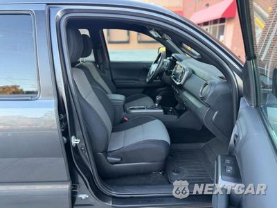 Piąte zdjęcie samochodu w środku: 2023 TOYOTA TACOMA TRD OFF-ROAD VIN:3TMCZ5AN7PM598931 - miniatura