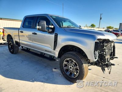 Czwarte zdjęcie samochodu z boku: 2024 FORD F250 SUPER DUTY VIN:1FT8W2BT7RED00574 - miniatura
