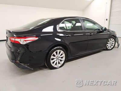 Trzecie zdjęcie samochodu z tyłu: 2018 TOYOTA CAMRY LE VIN:4T1B11HK7JU107117 - miniatura
