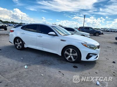 Czwarte zdjęcie samochodu z boku: 2019 KIA OPTIMA S VIN:5XXGT4L32KG377479 - miniatura