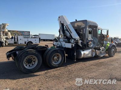Czwarte zdjęcie samochodu z boku: 2020 KENWORTH W900 SEMI TRUCK VIN:1XKWD49X4LR356803 - miniatura
