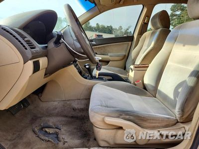 Zdjęcie 7 z 12 samochodu: 2003 HONDA ACCORD LX VIN:1HGCM56383A034624 - miniatura