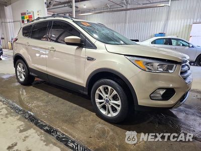 Czwarte zdjęcie samochodu z boku: 2018 FORD ESCAPE SE VIN:1FMCU9GD9JUC54424 - miniatura