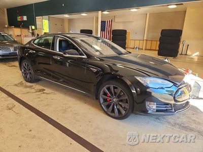 Czwarte zdjęcie samochodu z boku: 2014 TESLA MODEL S VIN:5YJSA1H10EFP55778 - miniatura